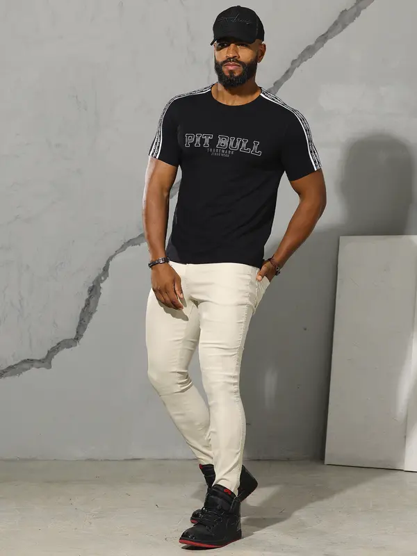 Camiseta Gola O Estilosa com Estampa Metalizada Pit Bull Jeans Luxo