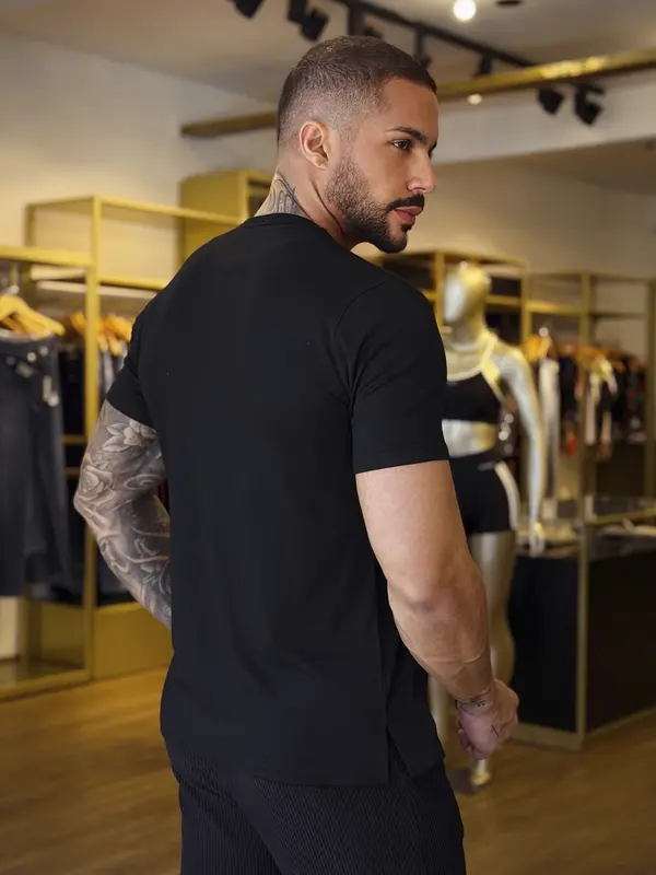 Camiseta Gola O Versátil e Casual com Plaquinha Personalizada Pit Bull Jeans Premium
