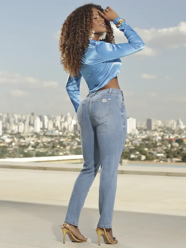 Calça Mom Com Aviamentos Em Cristal Pit Bull Jeans Premium