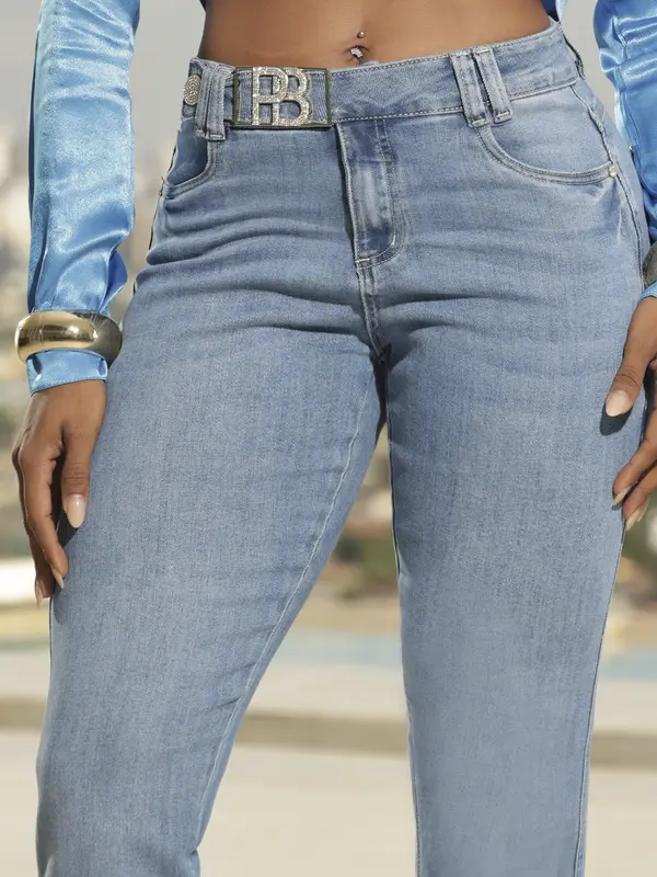 Calça Mom Com Aviamentos Em Cristal Pit Bull Jeans Premium