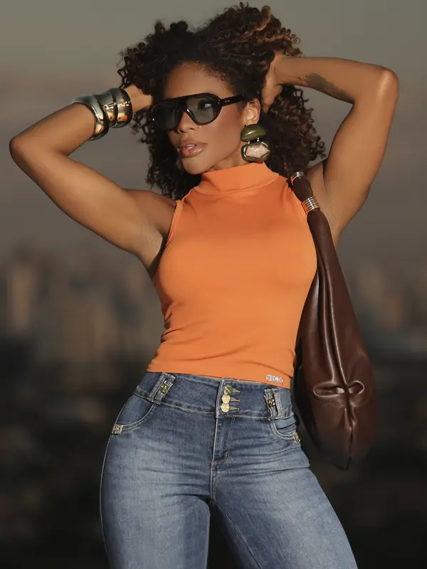 Blusa Com Gola Alta E Plaquinha de Cristal Pit Bull Jeans Premium