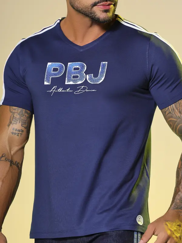Camiseta Masculina Gola V com Estampa PBJ e Cadarços Personalizados Pit Bull Jeans