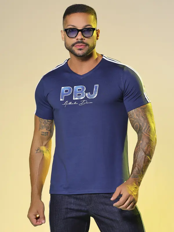 Camiseta Masculina Gola V com Estampa PBJ e Cadarços Personalizados Pit Bull Jeans
