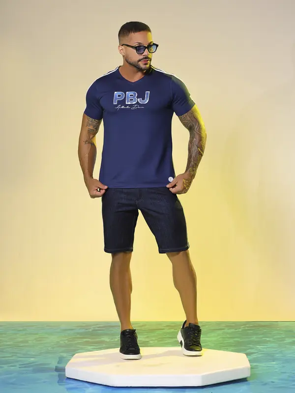 Camiseta Masculina Gola V com Estampa PBJ e Cadarços Personalizados Pit Bull Jeans