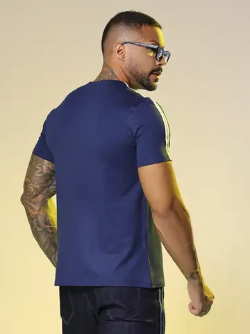 Camiseta Masculina Gola V com Estampa PBJ e Cadarços Personalizados Pit Bull Jeans