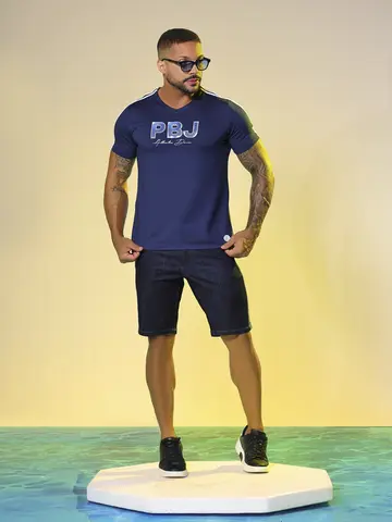 Camiseta Masculina Gola V com Estampa PBJ e Cadarços Personalizados Pit Bull Jeans
