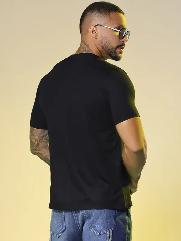 Camiseta Masculina Gola V com Estampa PB em Relevo Pit Bull Jeans
