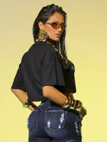 Cropped com Termocolantes e Cristais Pit Bull Jeans Luxo