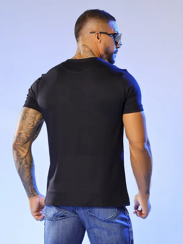 Camiseta Masculina com Estampa Pit Bull em Relevo Pit Bull Jeans Luxo