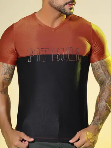 Camiseta Masculina Gola V Com Recorte E Estampa Em Relevo Pit Bull Jeans Luxo