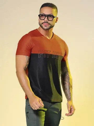 Camiseta Masculina Gola V Com Recorte E Estampa Em Relevo Pit Bull Jeans Luxo