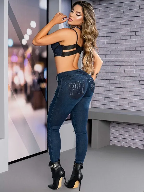 Calça jeans modela fashion bumbum